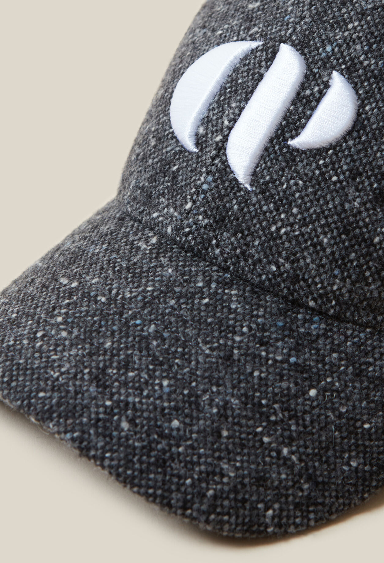 Kappen aus Tweed mit CP-Stickerei