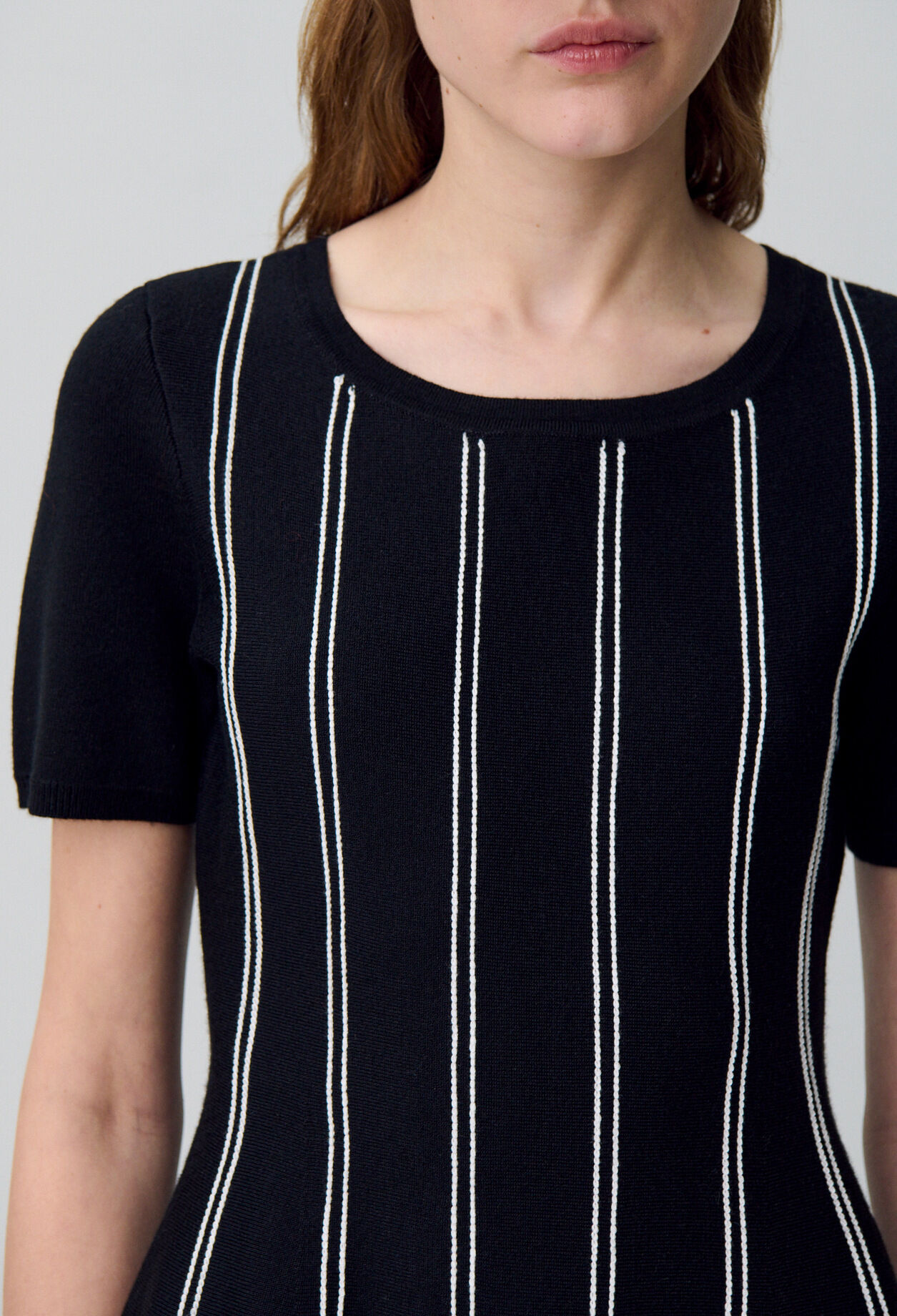 Kurzes, ausgestelltes Strickkleid
