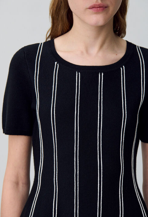Kurzes, ausgestelltes Strickkleid