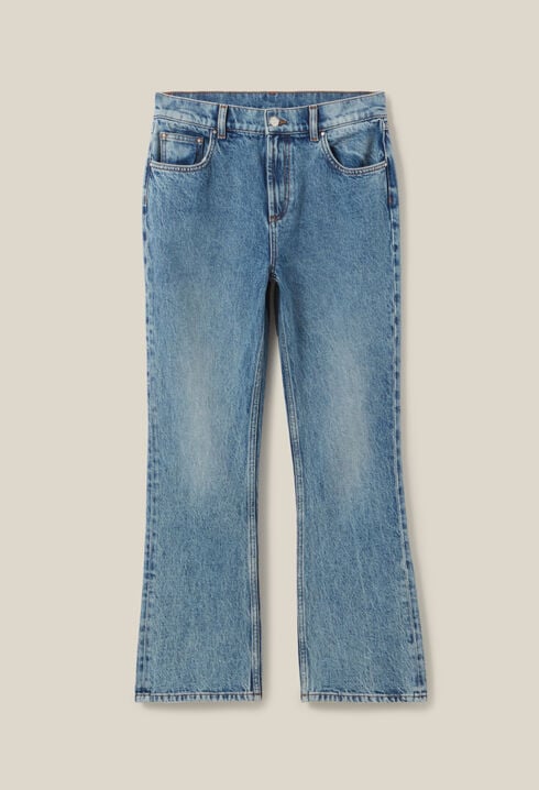 Hellblaue Flared Jeans.