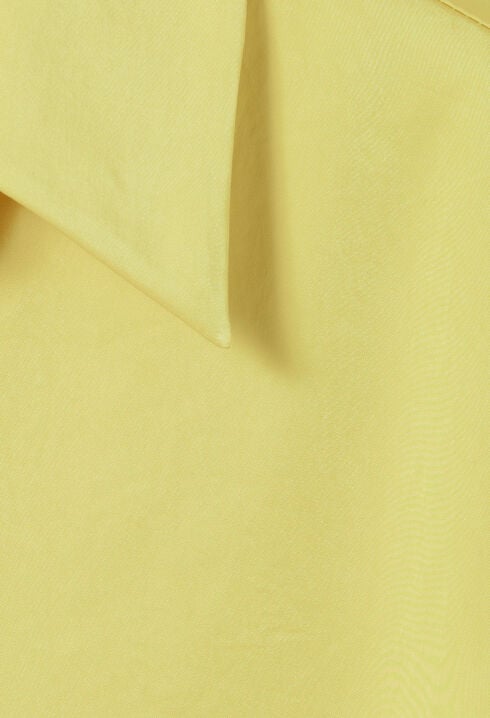 Flie&szlig;ende Bluse mit offenem Kragen