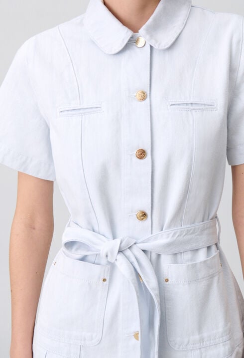 Kurzes Jeanskleid mit Falten