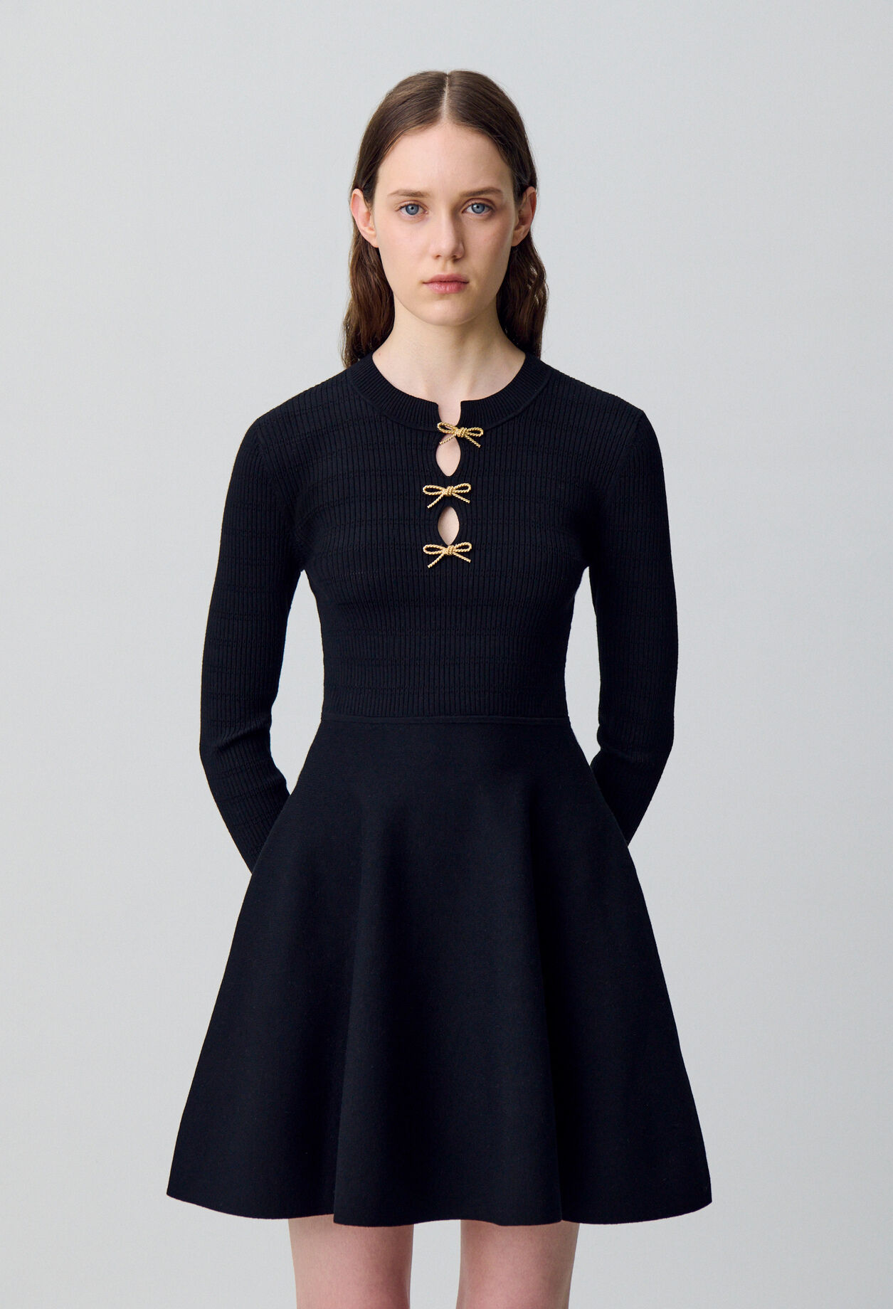 Kurzes Strickkleid mit Knoten