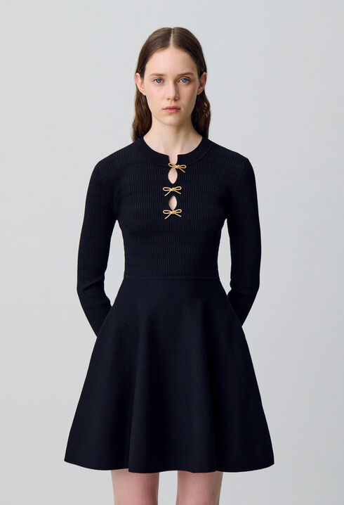 Kurzes Strickkleid mit Knoten