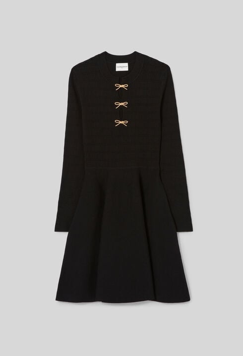 Kurzes Strickkleid mit Knoten
