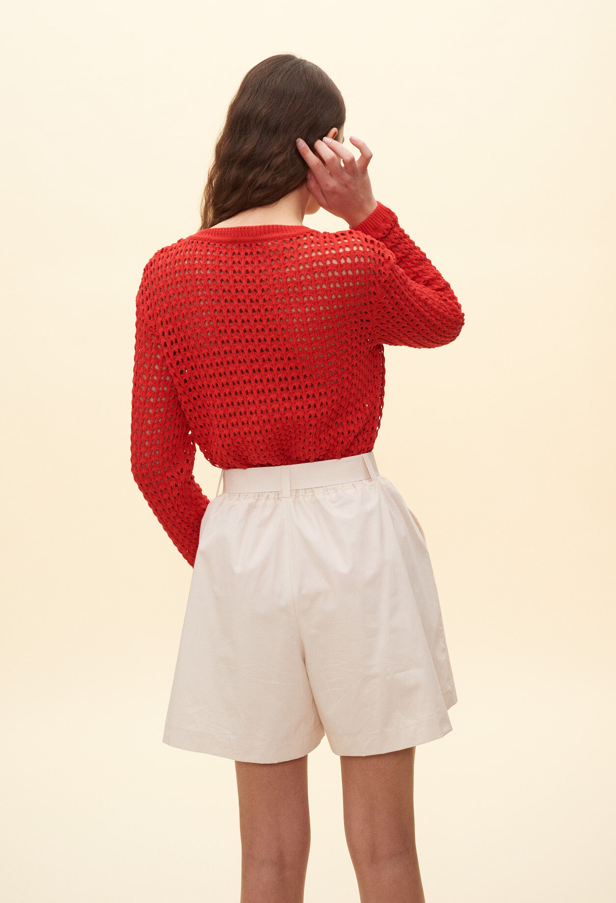 Roter Pullover mit Hohlsaum