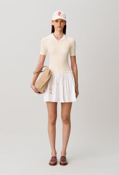 Kurzes Kleid im Materialmix