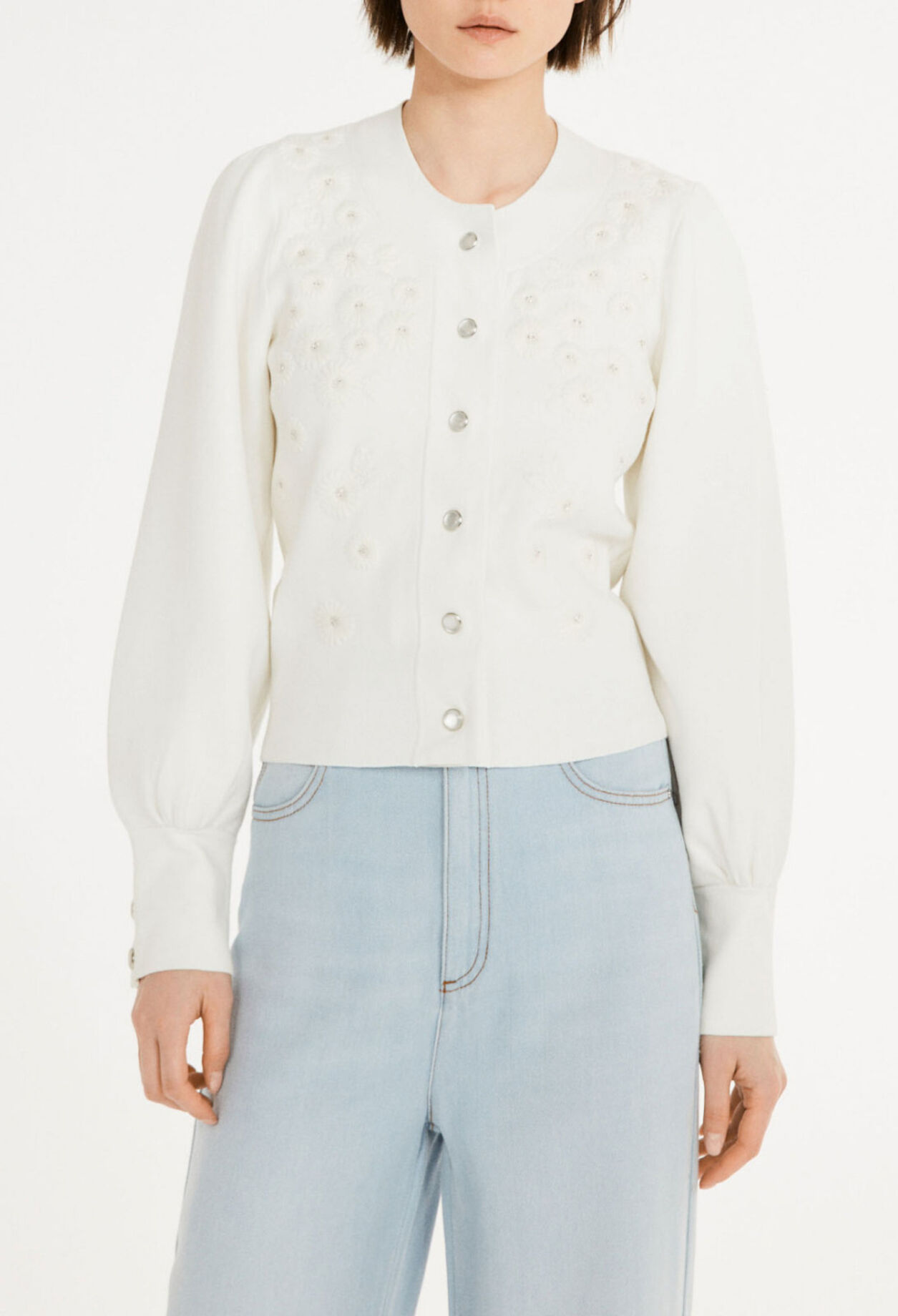 Strickjacke mit gestickten Blumen