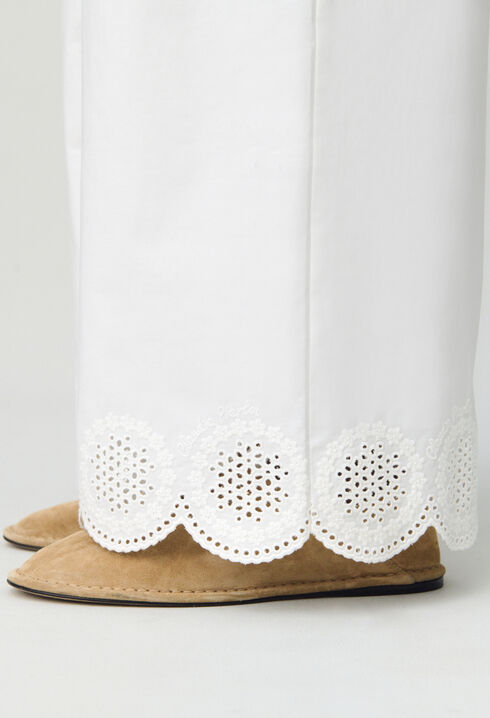 Weite, leichte Hose mit Stickerei