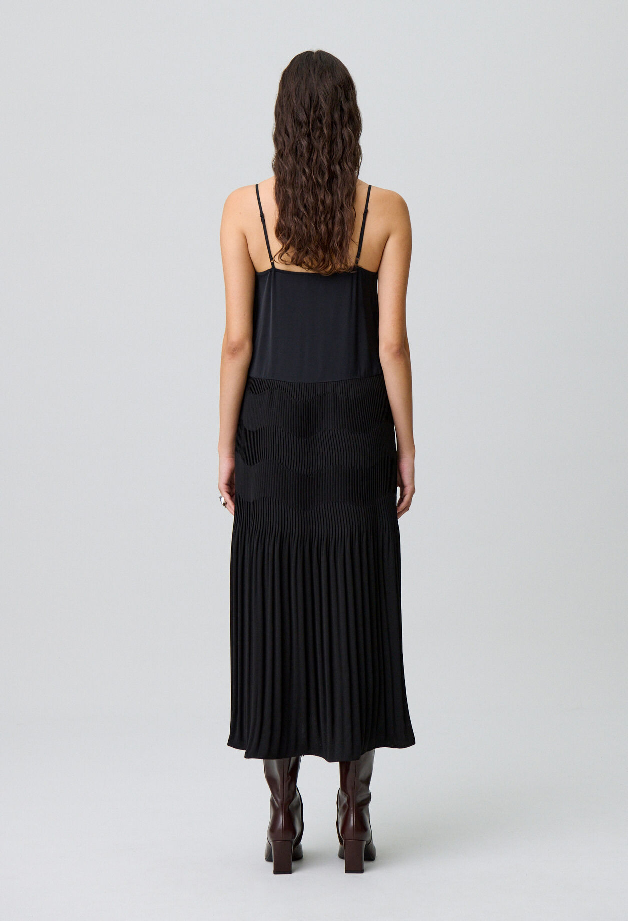 Langes, fließendes Trägerkleid