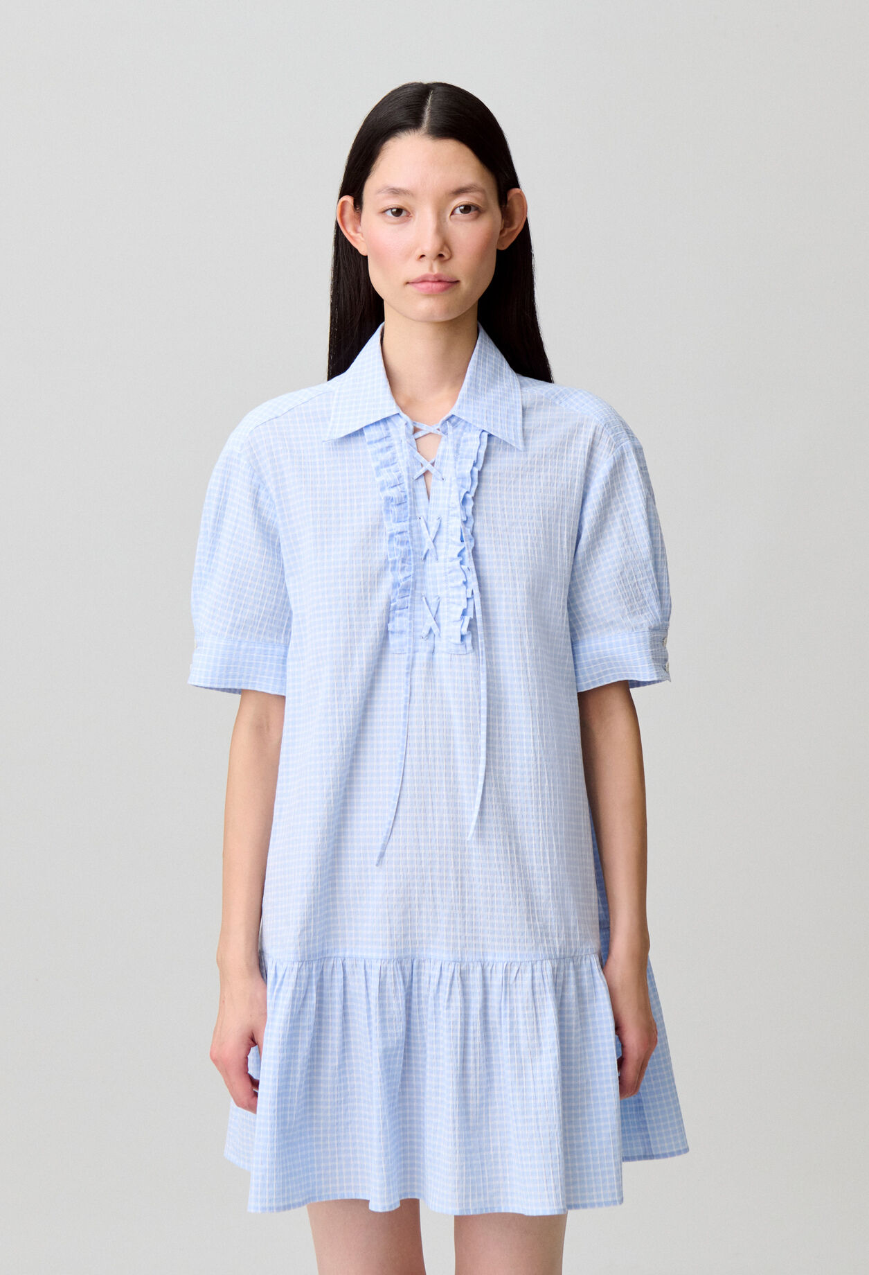 Kurzes Schn&uuml;rkleid mit Volants