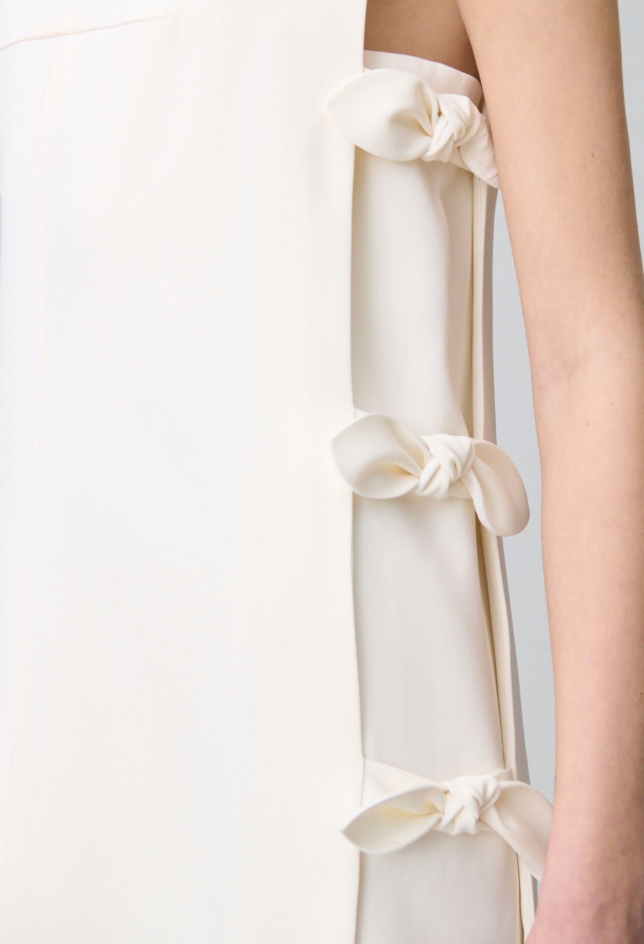 Kurzes Kleid mit Schleifen