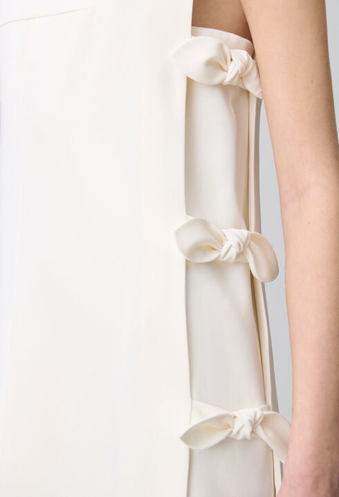 Kurzes Kleid mit Schleifen