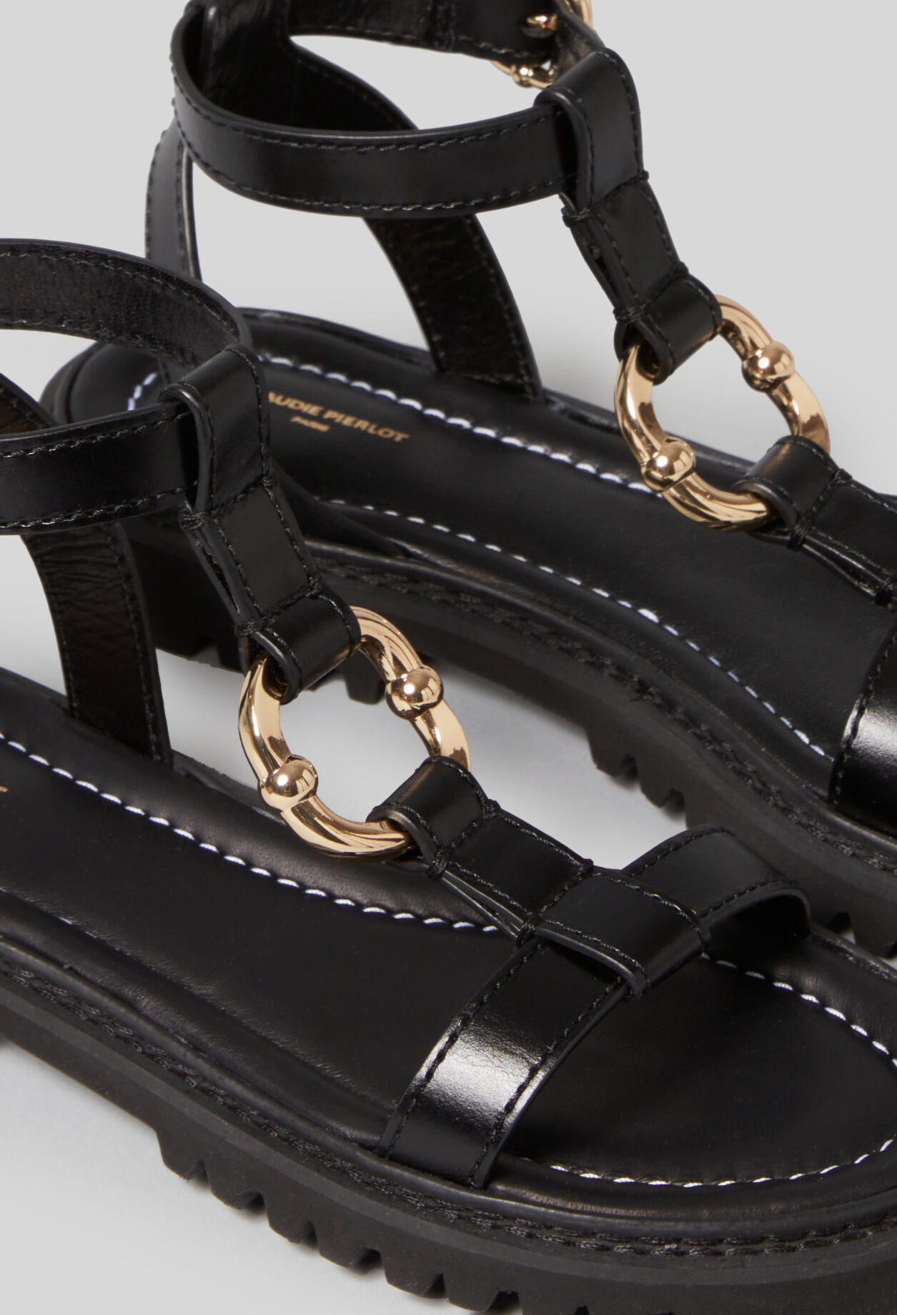 Ledersandalen mit goldenem Ring