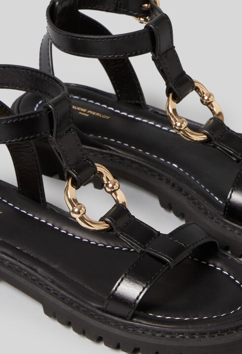 Ledersandalen mit goldenem Ring