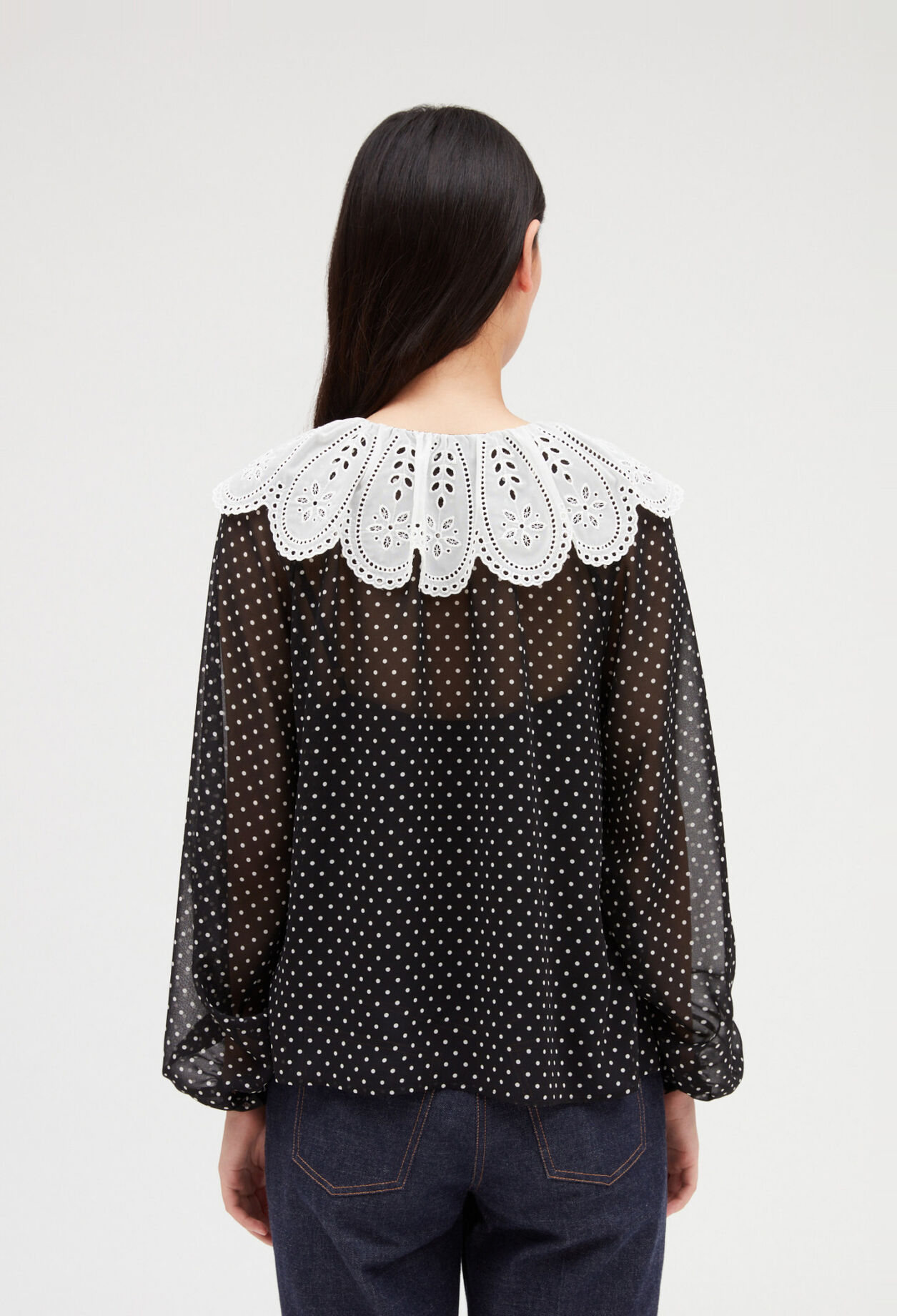 Gepunktete Bluse mit Bubikragen