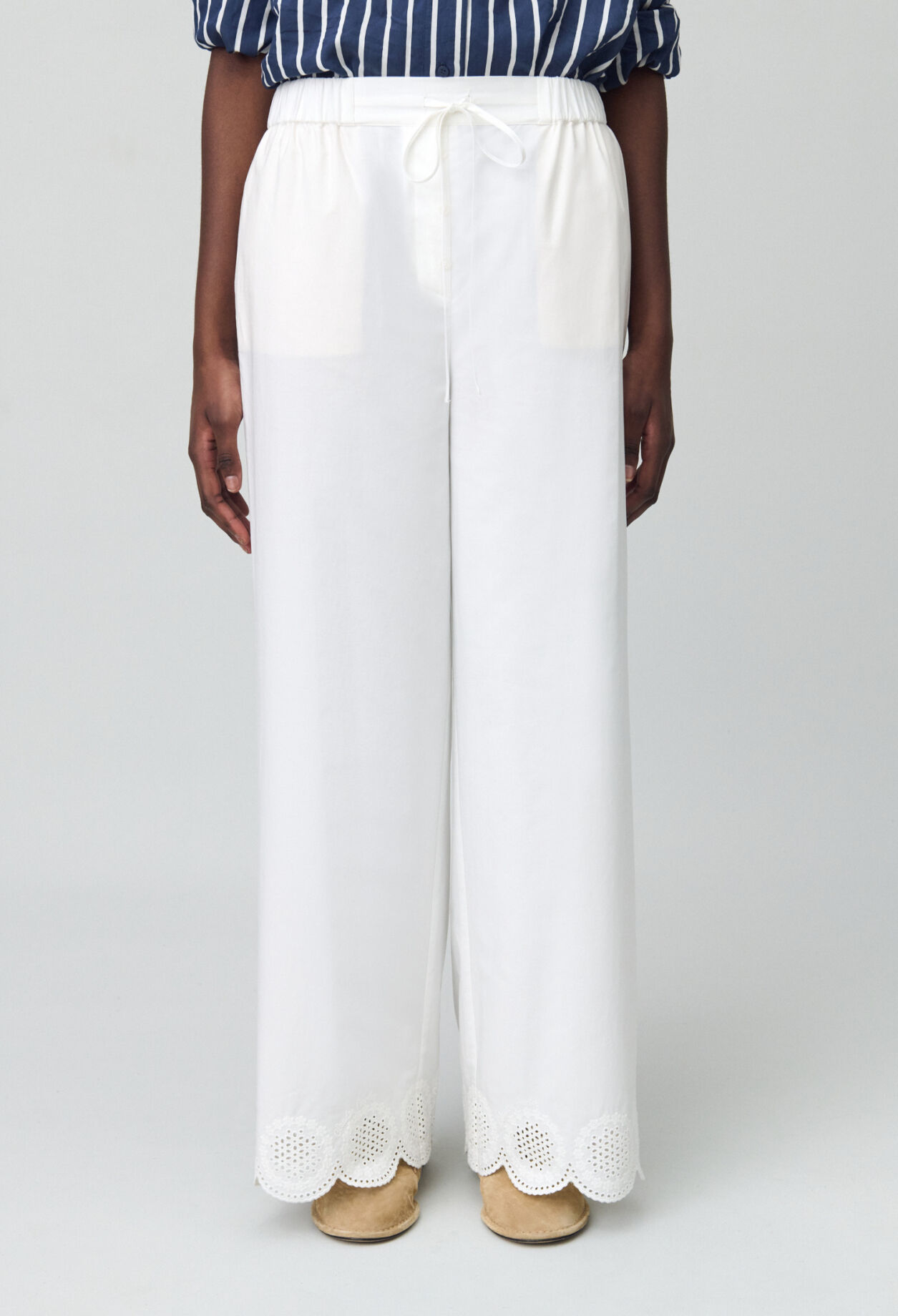 Weite, leichte Hose mit Stickerei