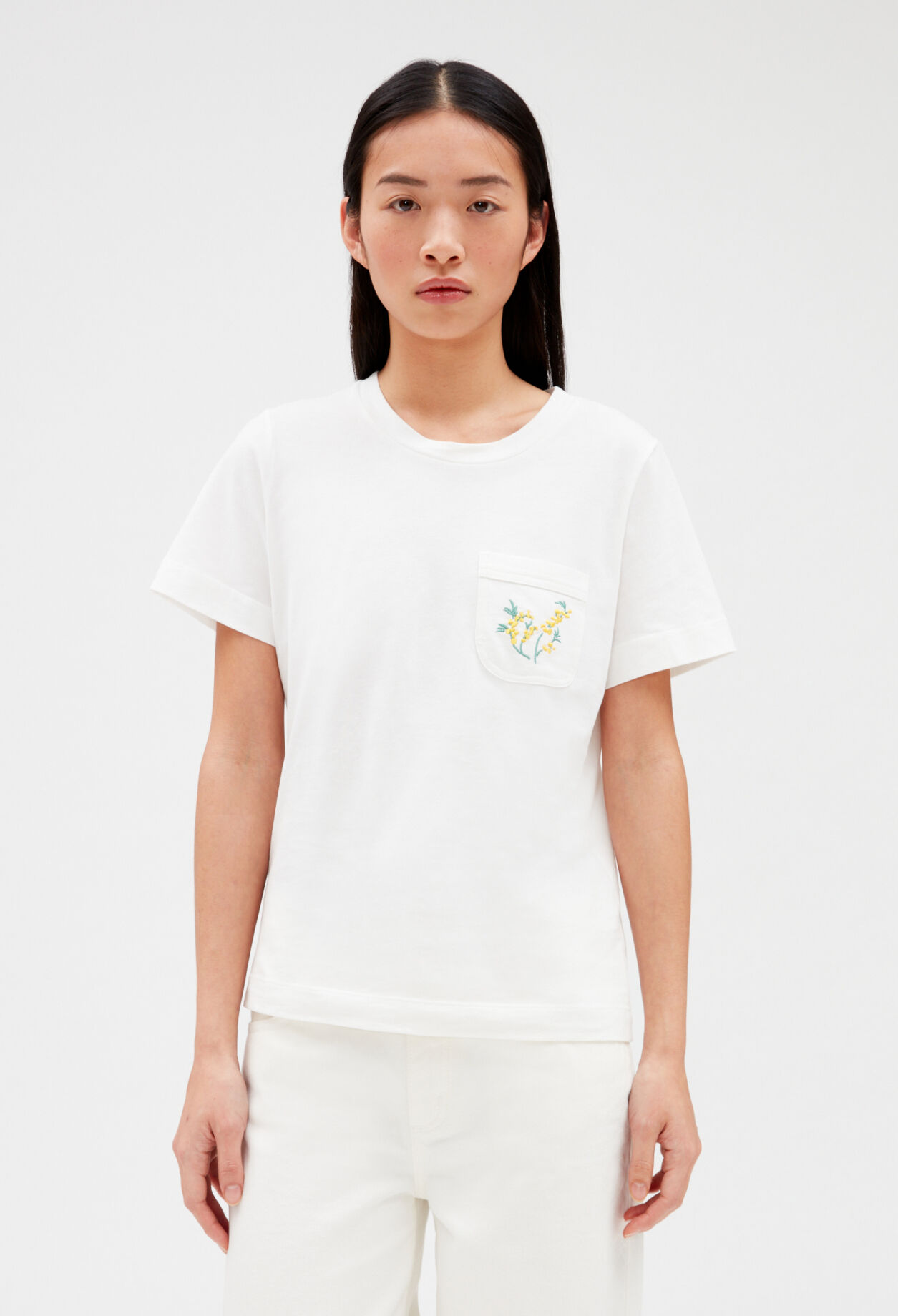 T-Shirt mit bestickter Tasche, weiß