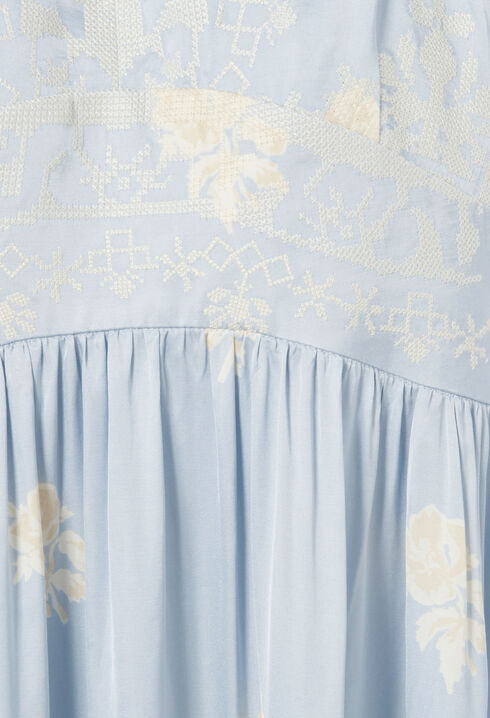 Flie&szlig;endes Tr&auml;gerkleid