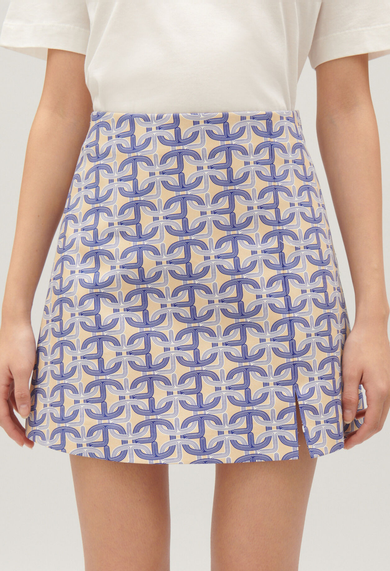 Kurzer Trapez-Rock mit Monogramm