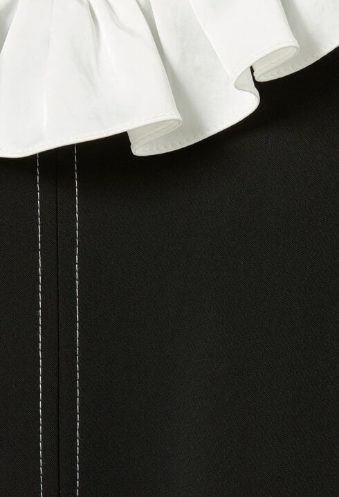Kurzes Kleid mit Kragen