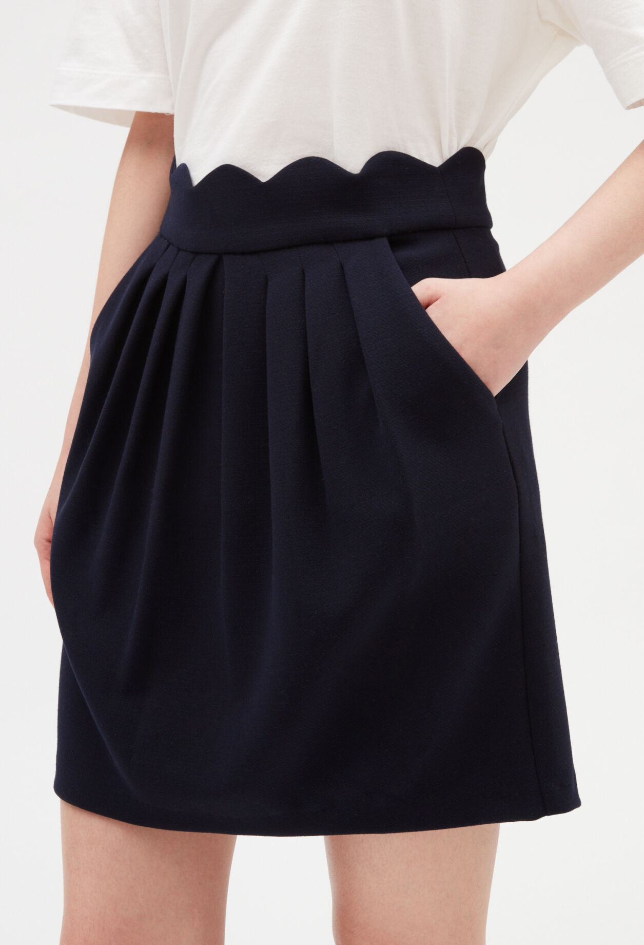 Kurzer Rock mit Muscheldetails