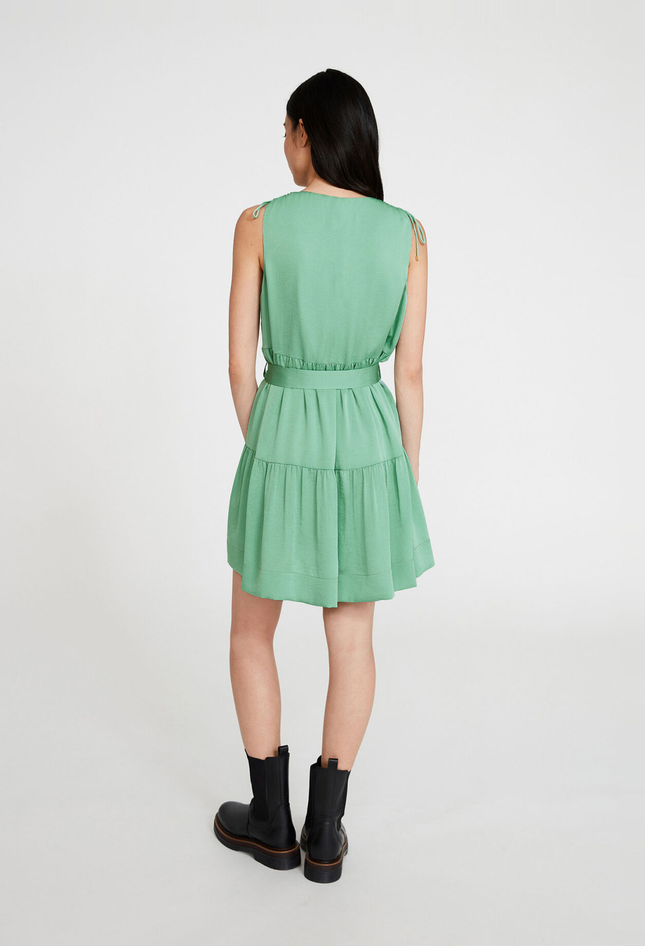 Weich fließendes, gegürtetes Kleid