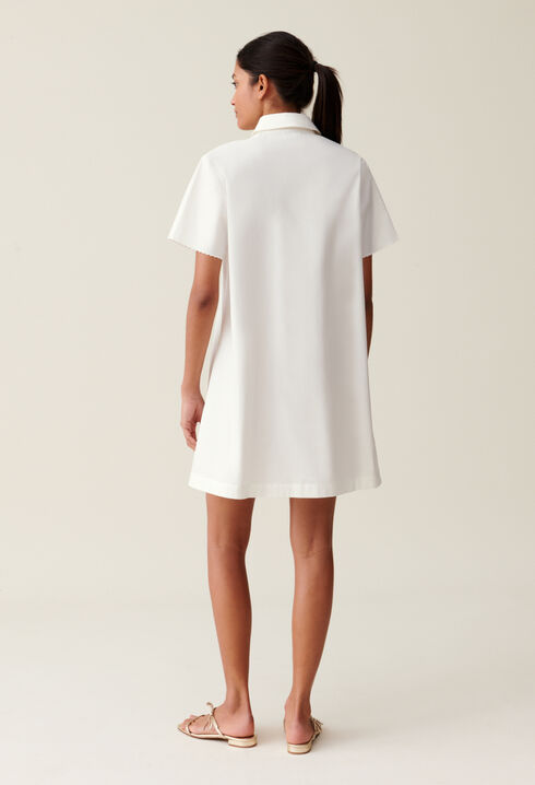 Kurzes, besticktes weißes Hemdkleid