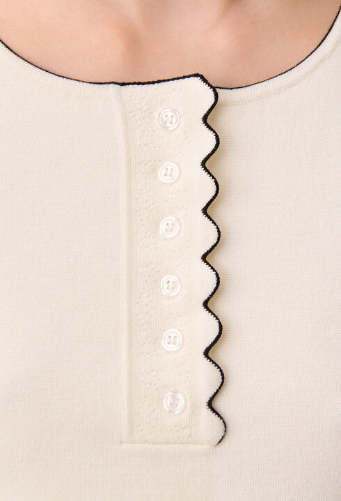 Top aus ecrufarbenem Strick