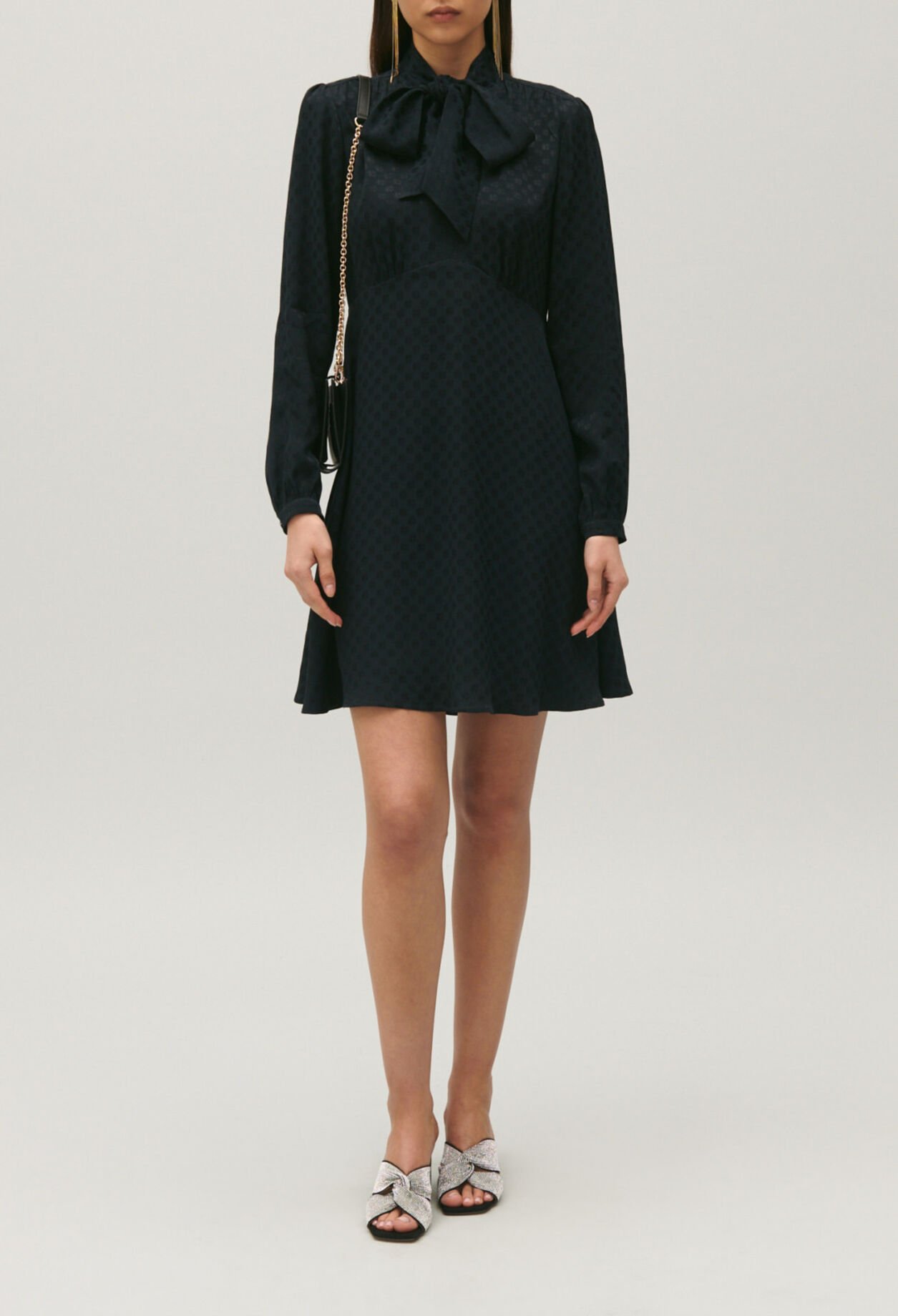 Schwarzes Kleid mit Lavallière-Kragen