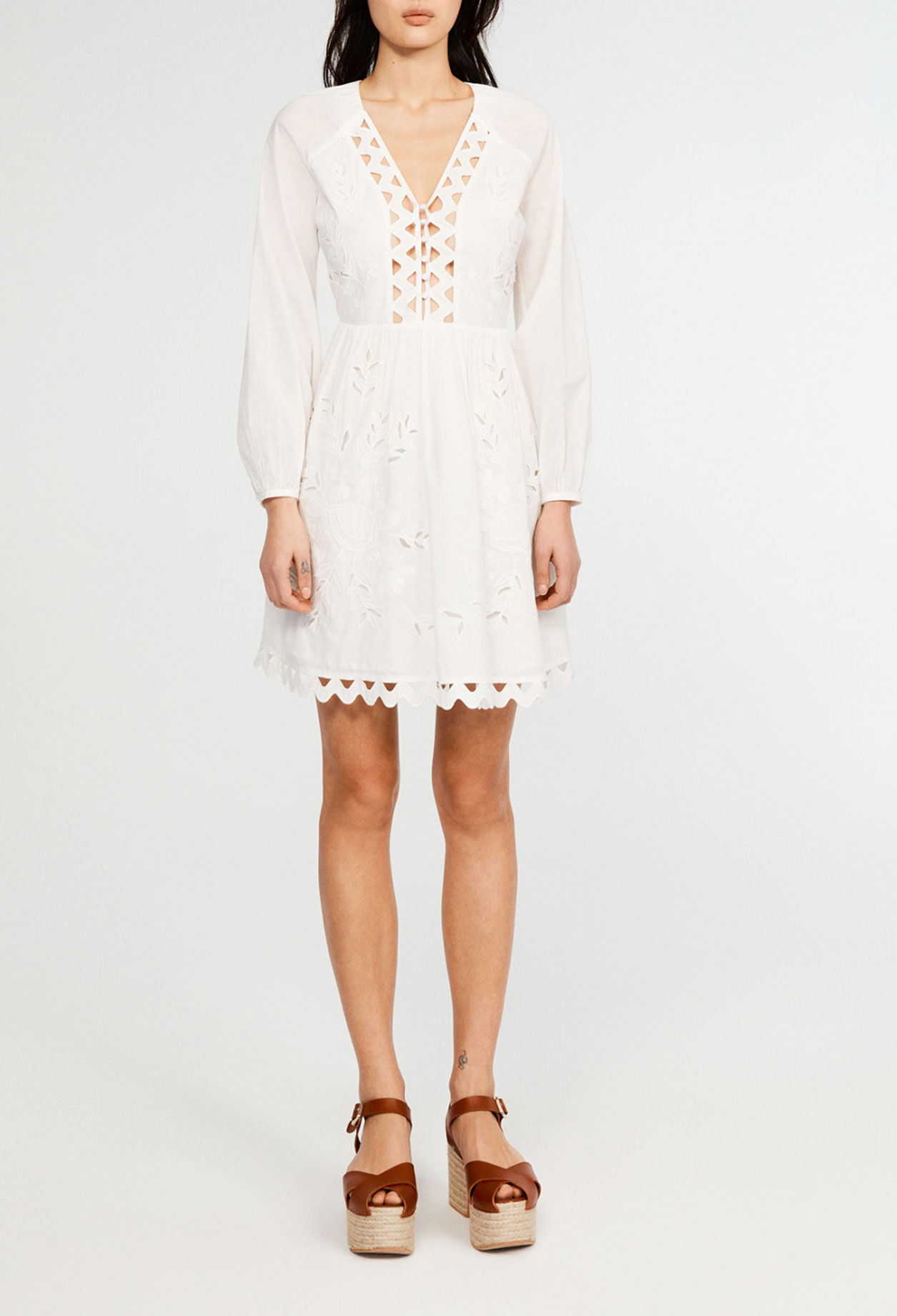 Weißes Kleid mit Lochmuster