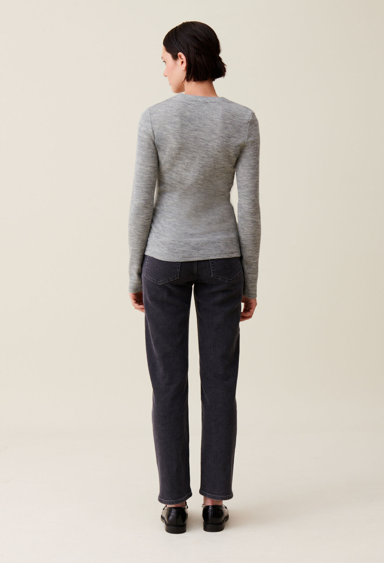 Eng anliegendes graues Stricktop