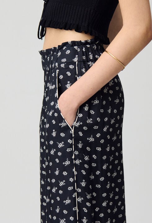 Weit geschnittene fließende Hose
