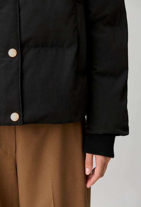Kurze Daunenjacke mit Stehkragen