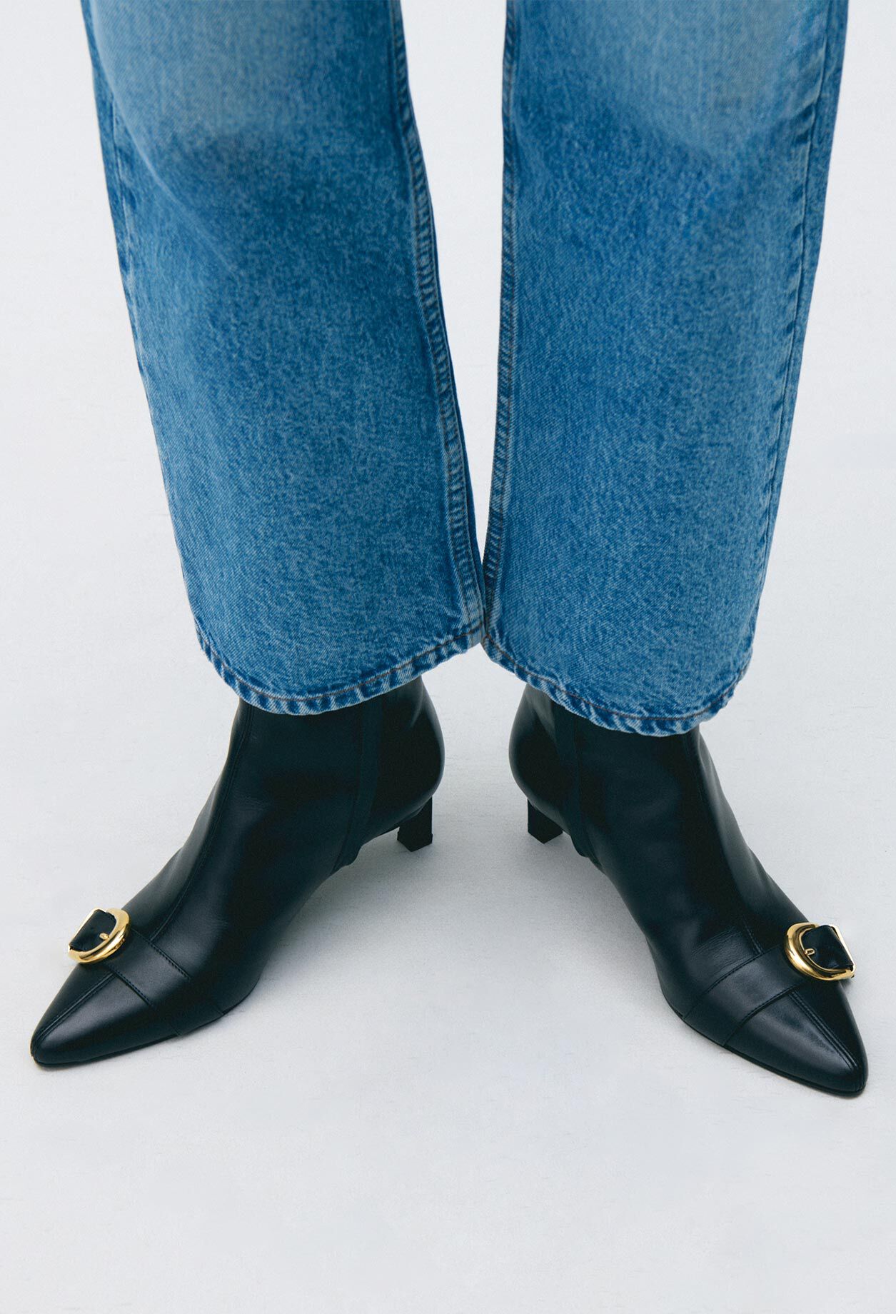 Lederstiefeletten mit Goldschnalle