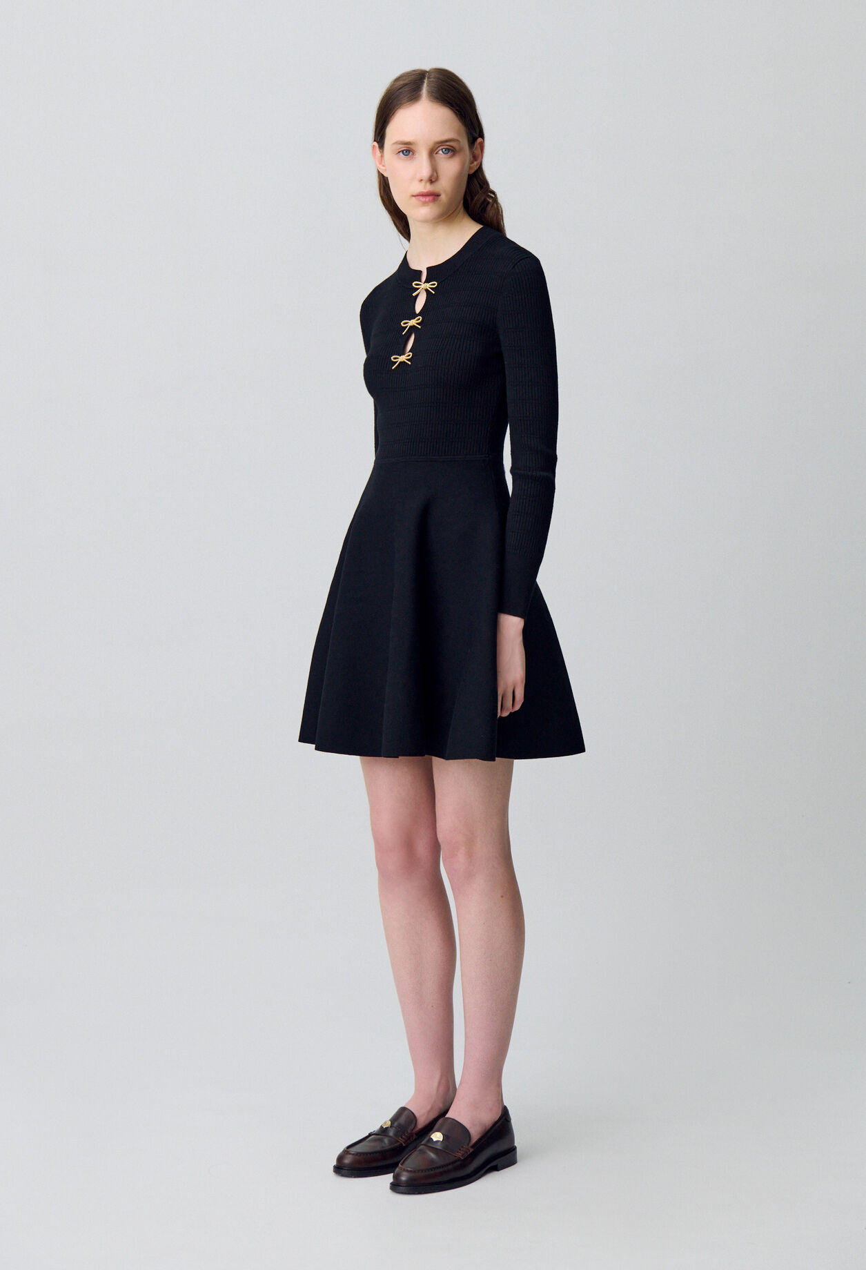 Kurzes Strickkleid mit Knoten