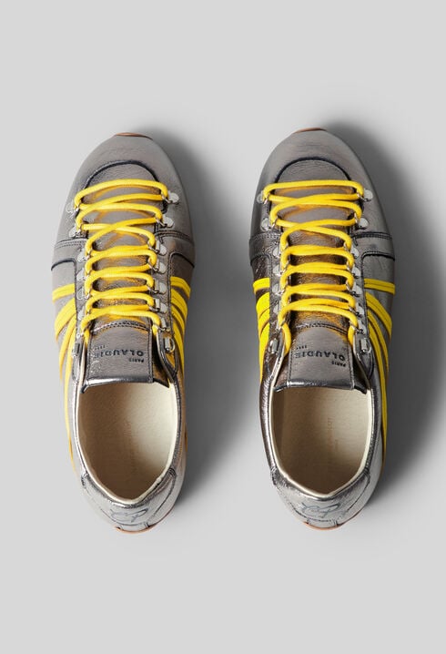 Silberne Sneaker