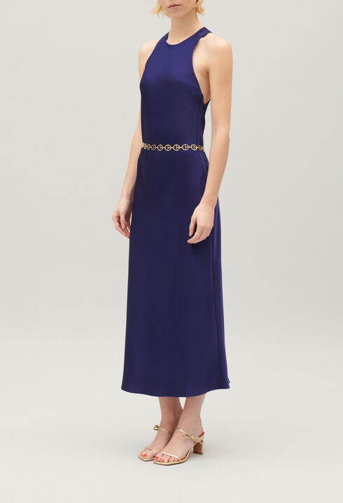 Langes, satiniertes Kleid