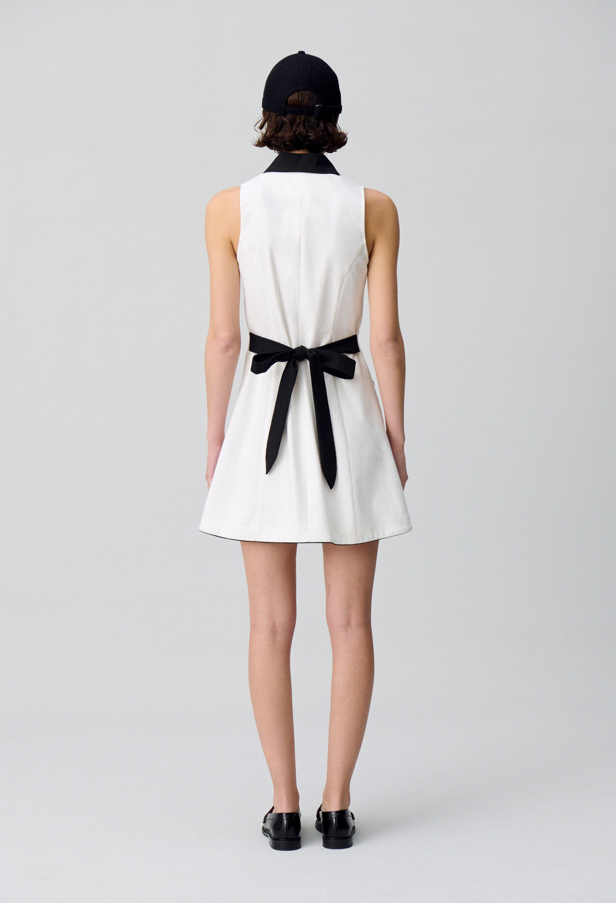Ärmelloses kurzes Kleid