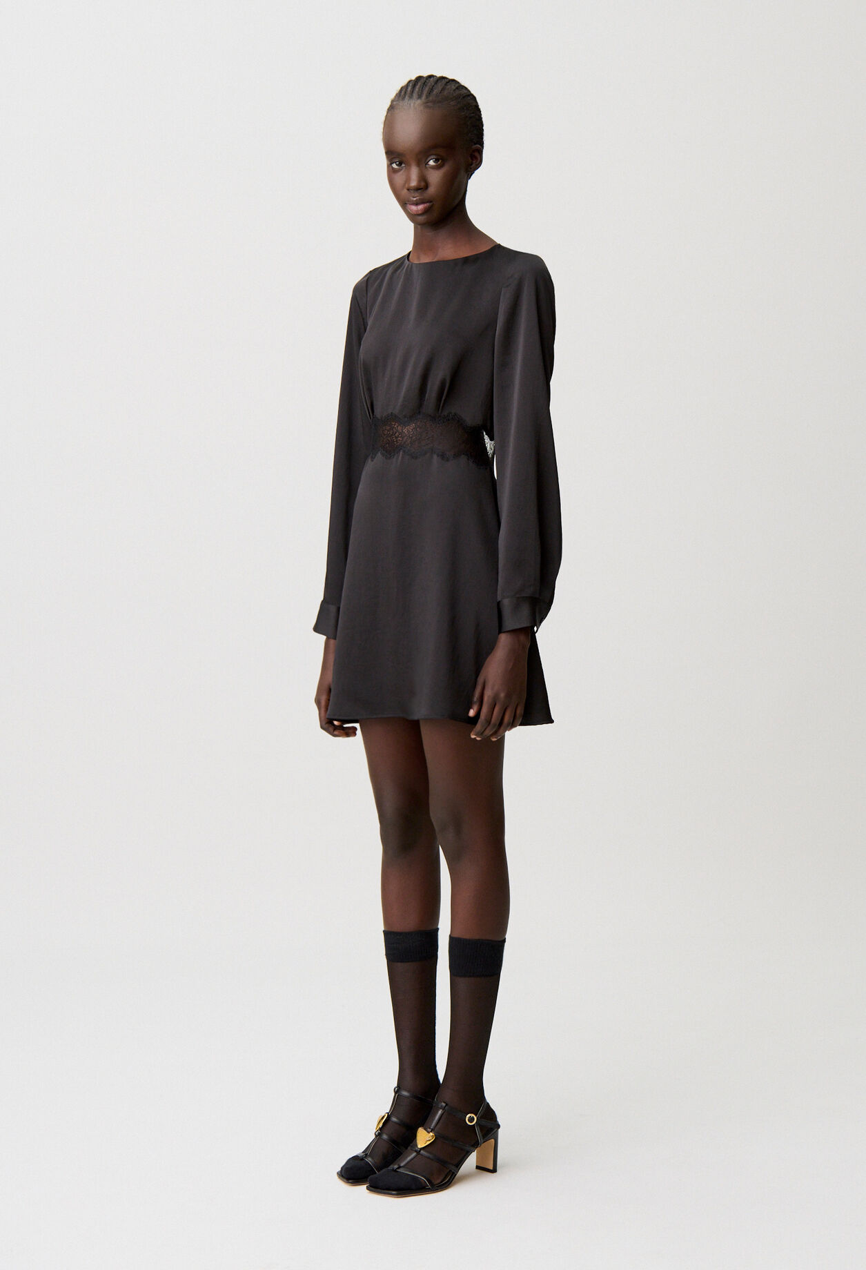 Kurzes flie&szlig;endes Kleid aus Satin