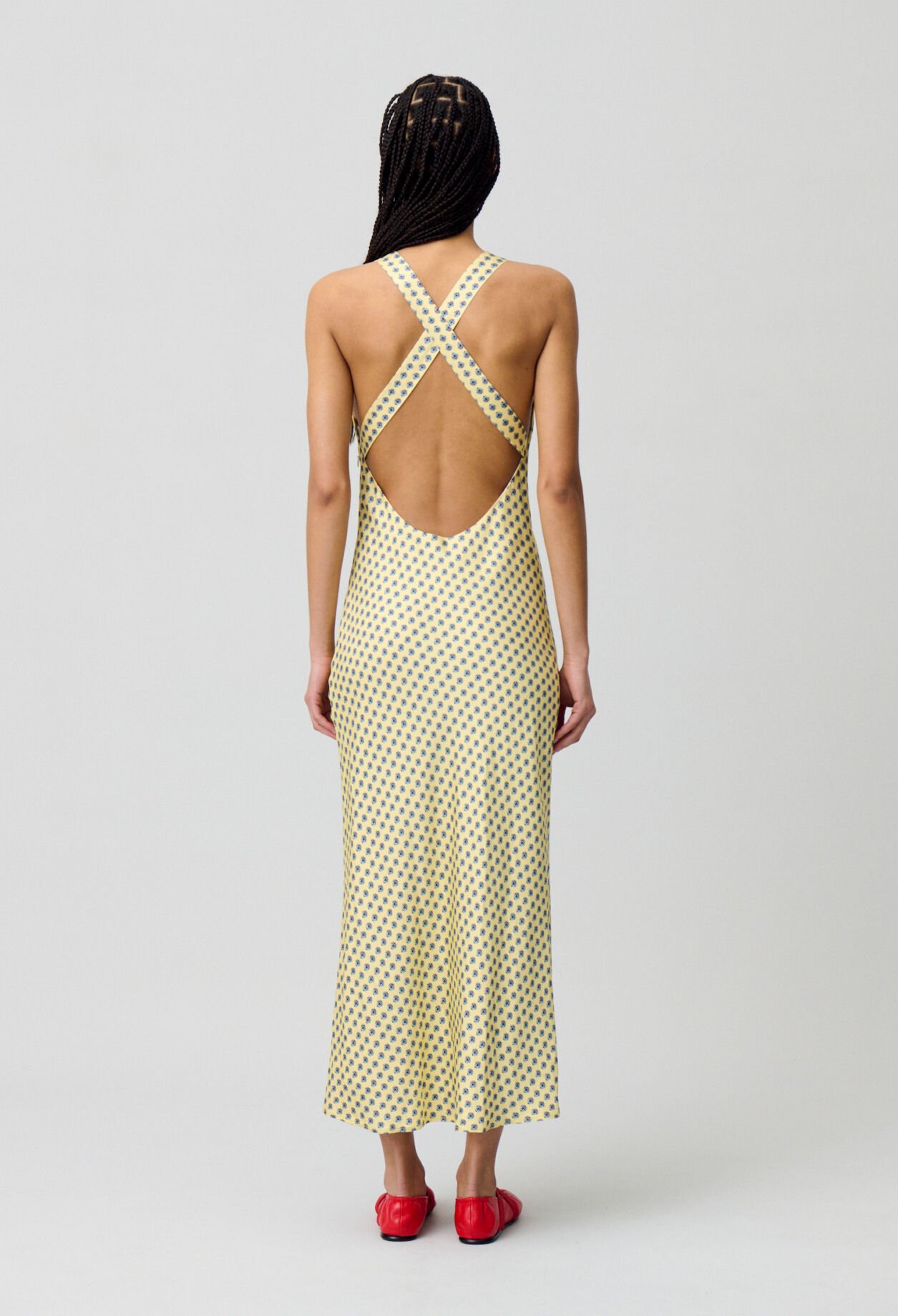 Langes, satiniertes Kleid