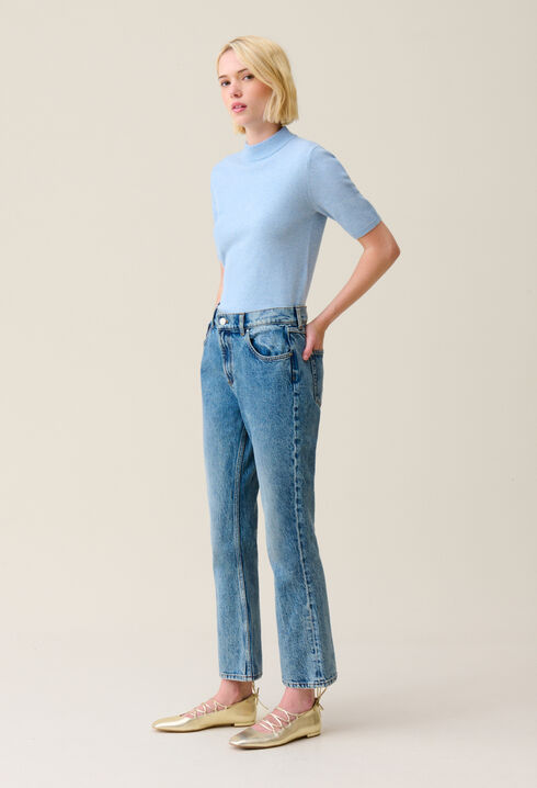 Hellblaue Flared Jeans.