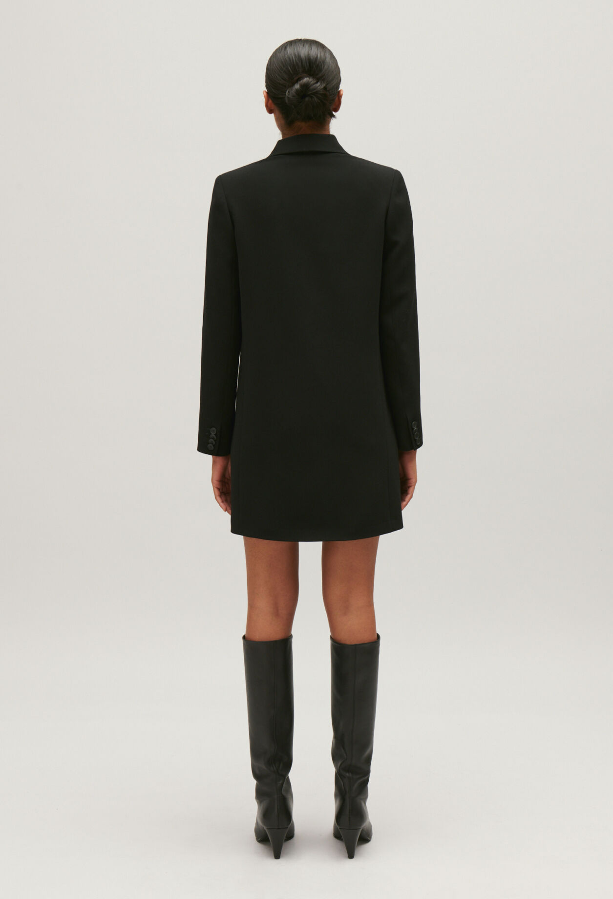 Kurzes, tailliertes Kleid in Schwarz