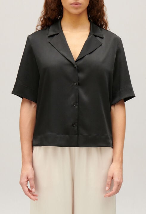 Fließende, kurzärmelige Hemdbluse