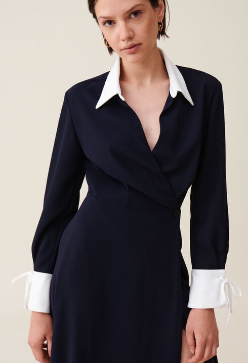 Marineblaues langes Wickelkleid