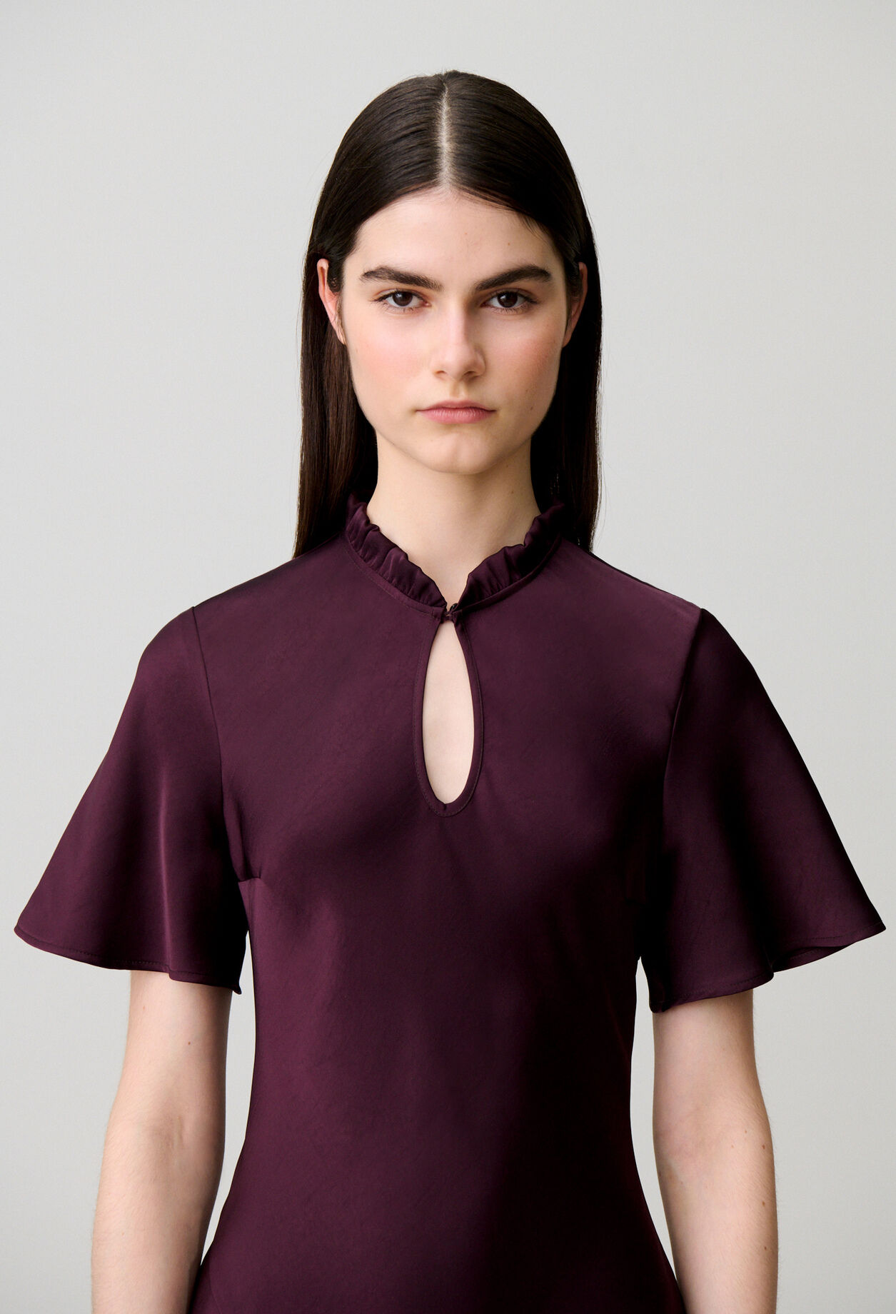 Flie&szlig;endes Kleid mit Stehkragen