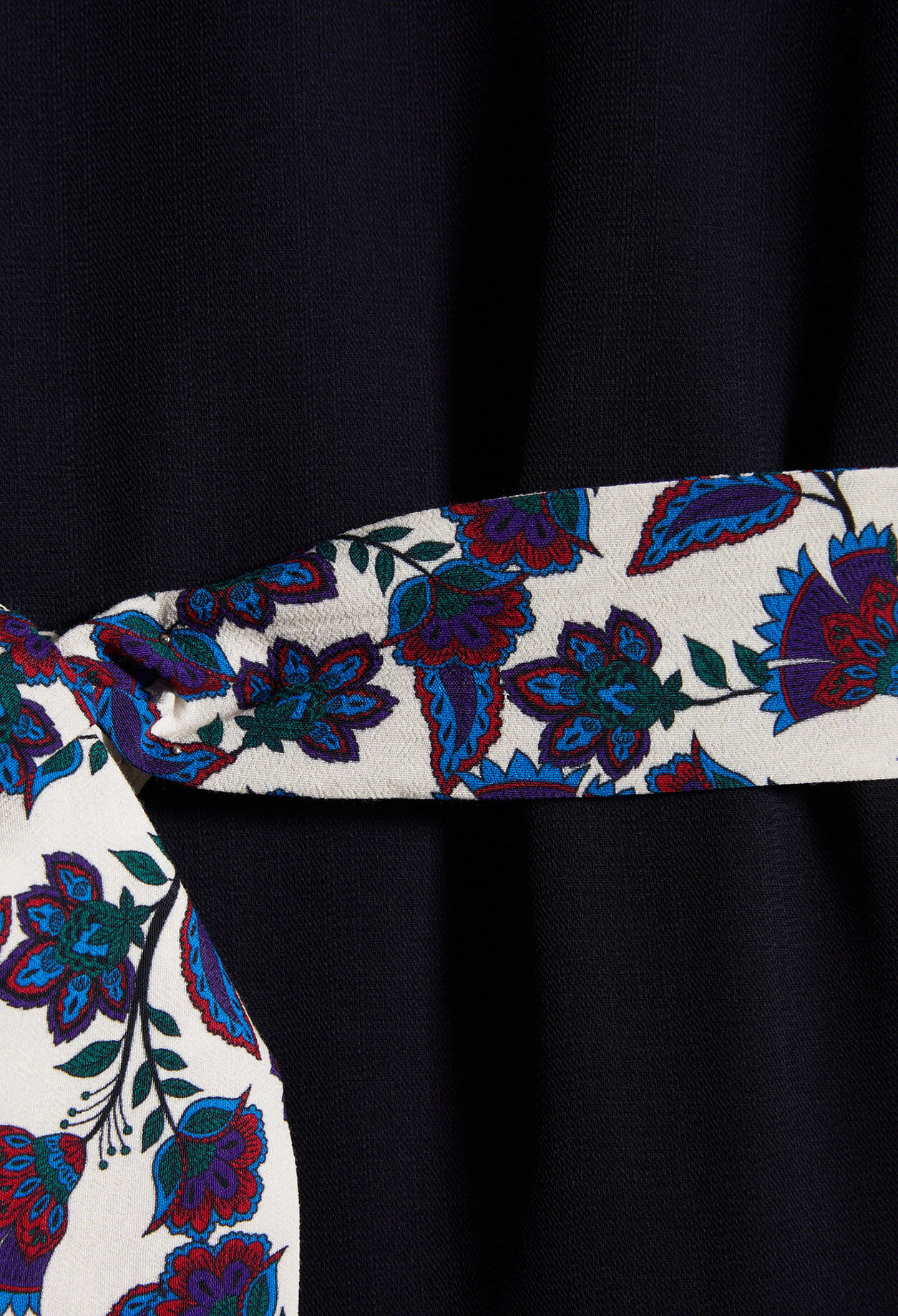 Gegürtetes Kleid mit geradem Schnitt