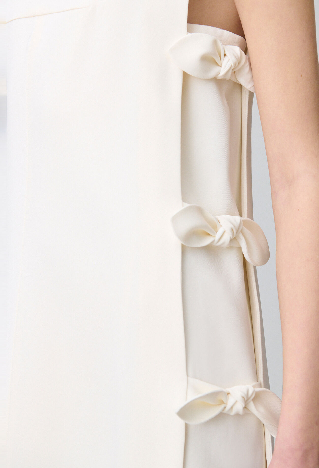 Kurzes Kleid mit Schleifen