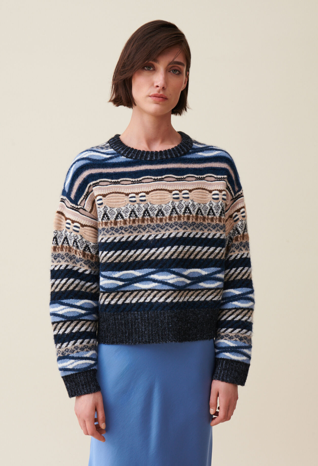 Kurzer Pullover mit Streifenmuster