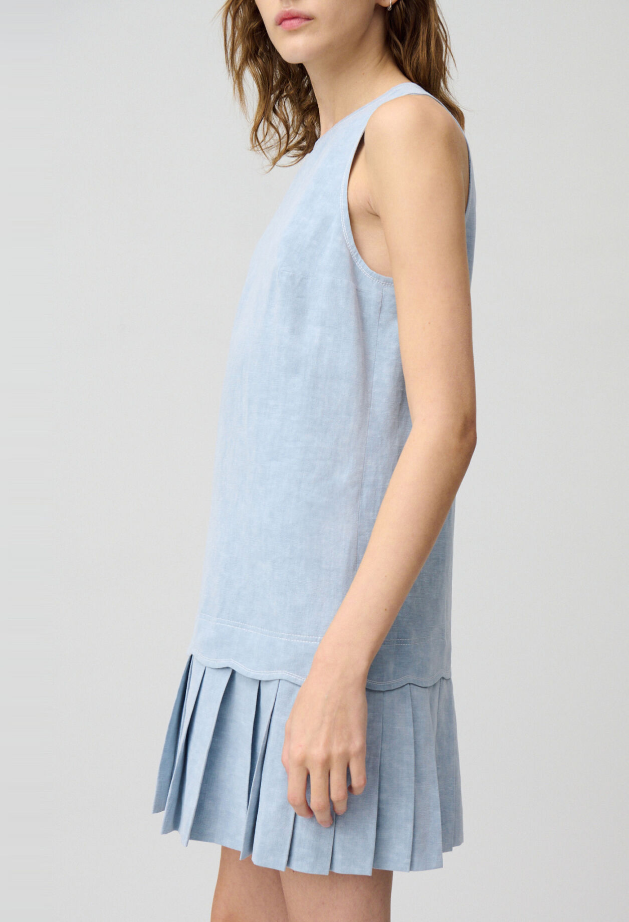&Auml;rmelloses kurzes Kleid